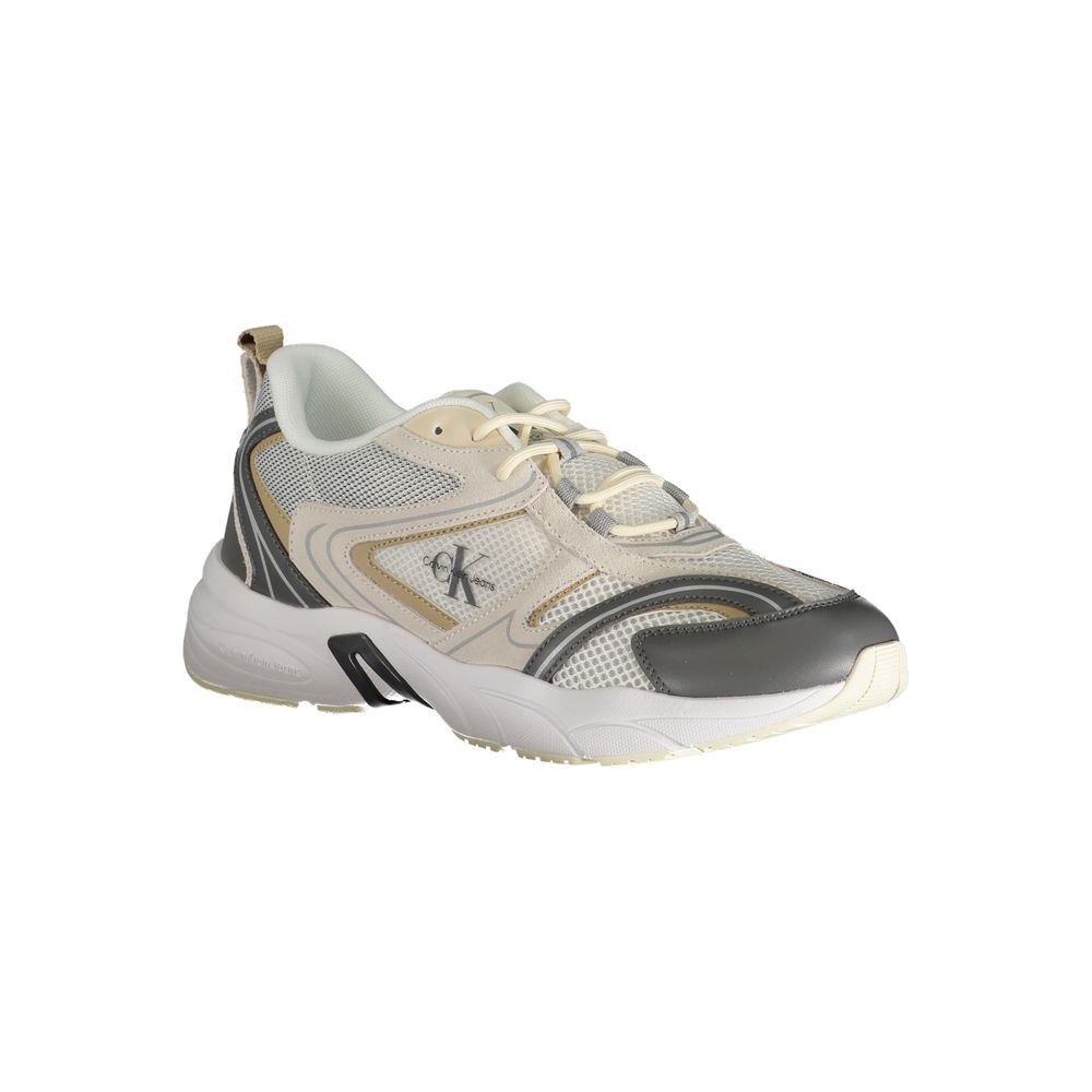 Sneaker beige en polyuréthane pour homme de la marque Calvin Klein, vue de côté, avec semelle blanche et design moderne.