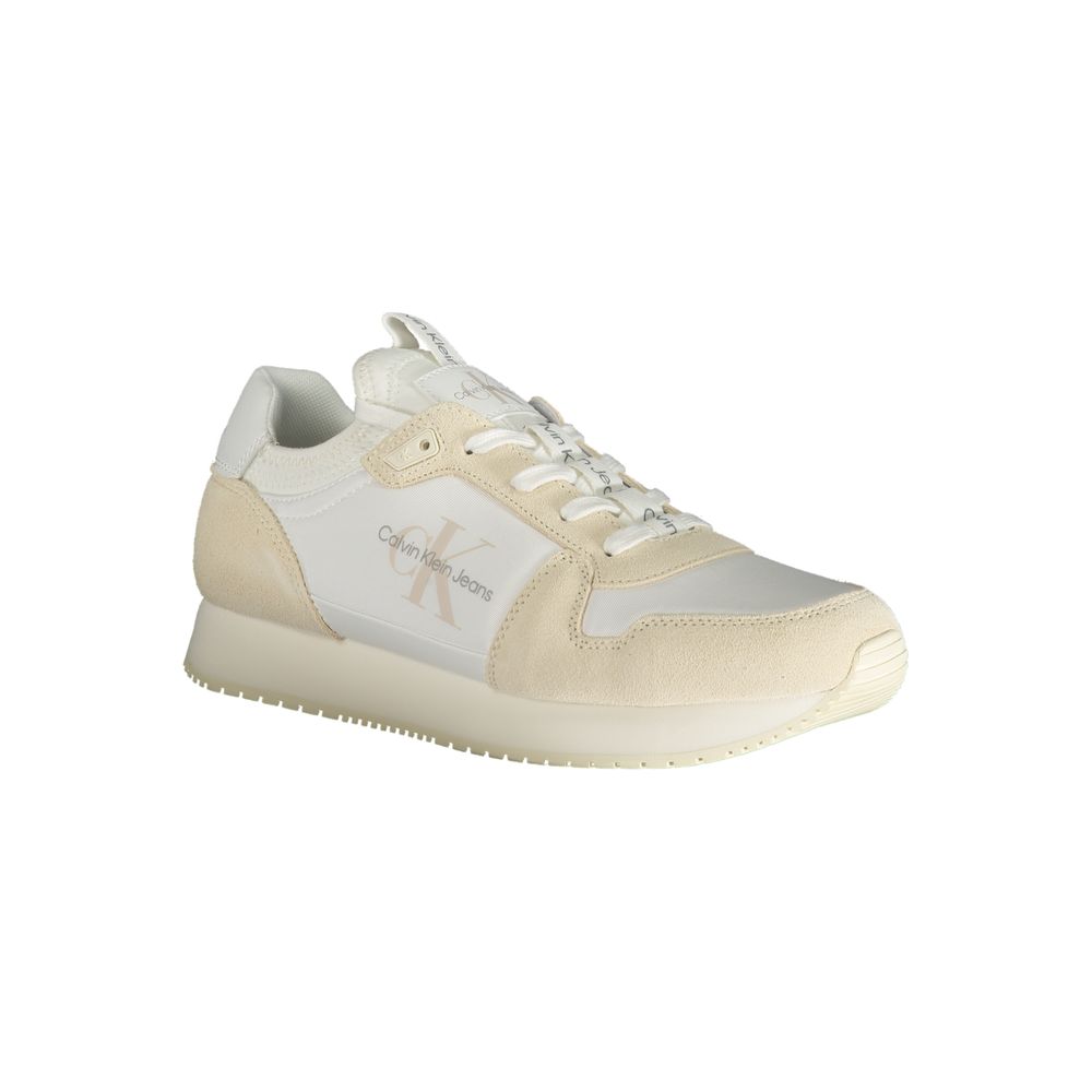 Sneakers blanches pour homme en polyester de la marque Calvin Klein, vue de face avec semelle blanche.