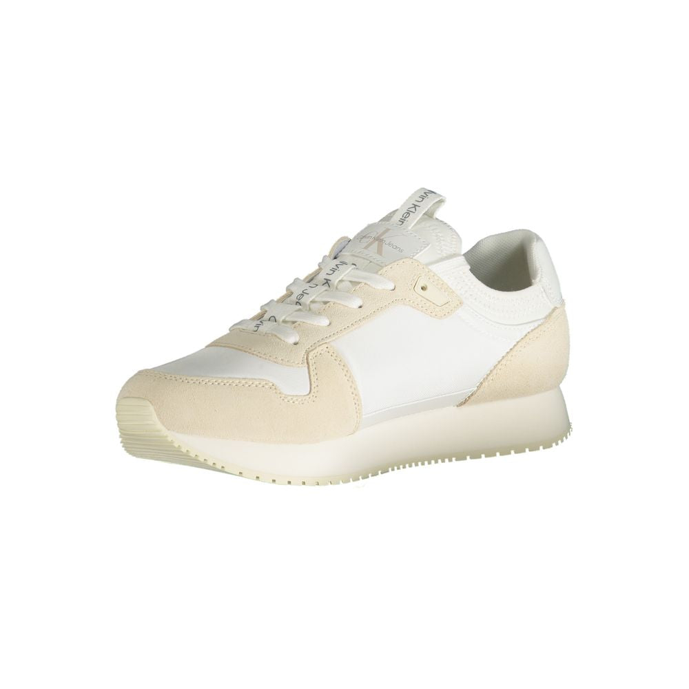 Sneaker homme en polyester blanc de Calvin Klein, vue de côté, avec semelle blanche et design épuré.