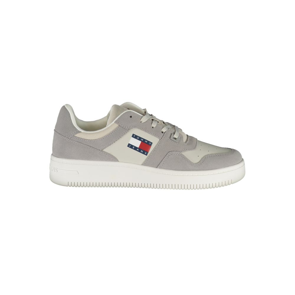 Sneakers en cuir gris pour homme de la marque Tommy Hilfiger, vue de côté, avec détails en blanc et semelle blanche.
