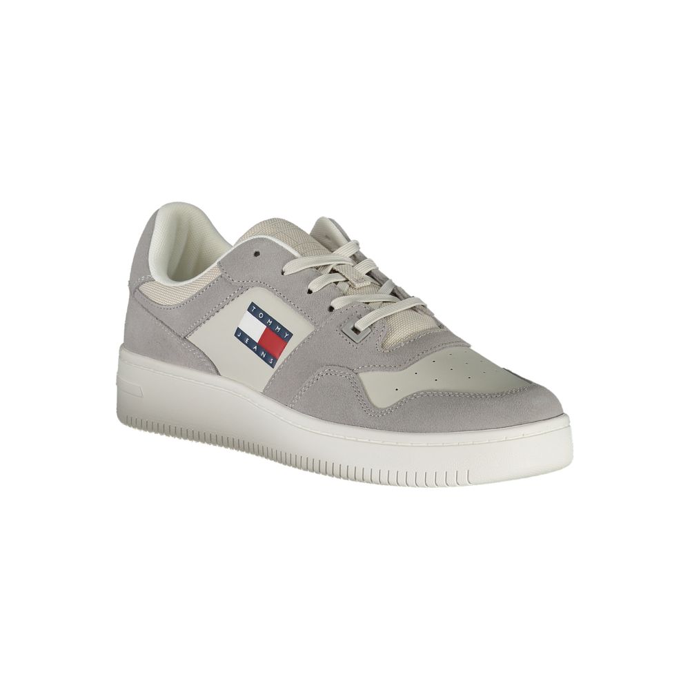 Sneakers pour homme Tommy Hilfiger en cuir gris, style décontracté, avec semelle blanche et logo Tommy sur le côté.