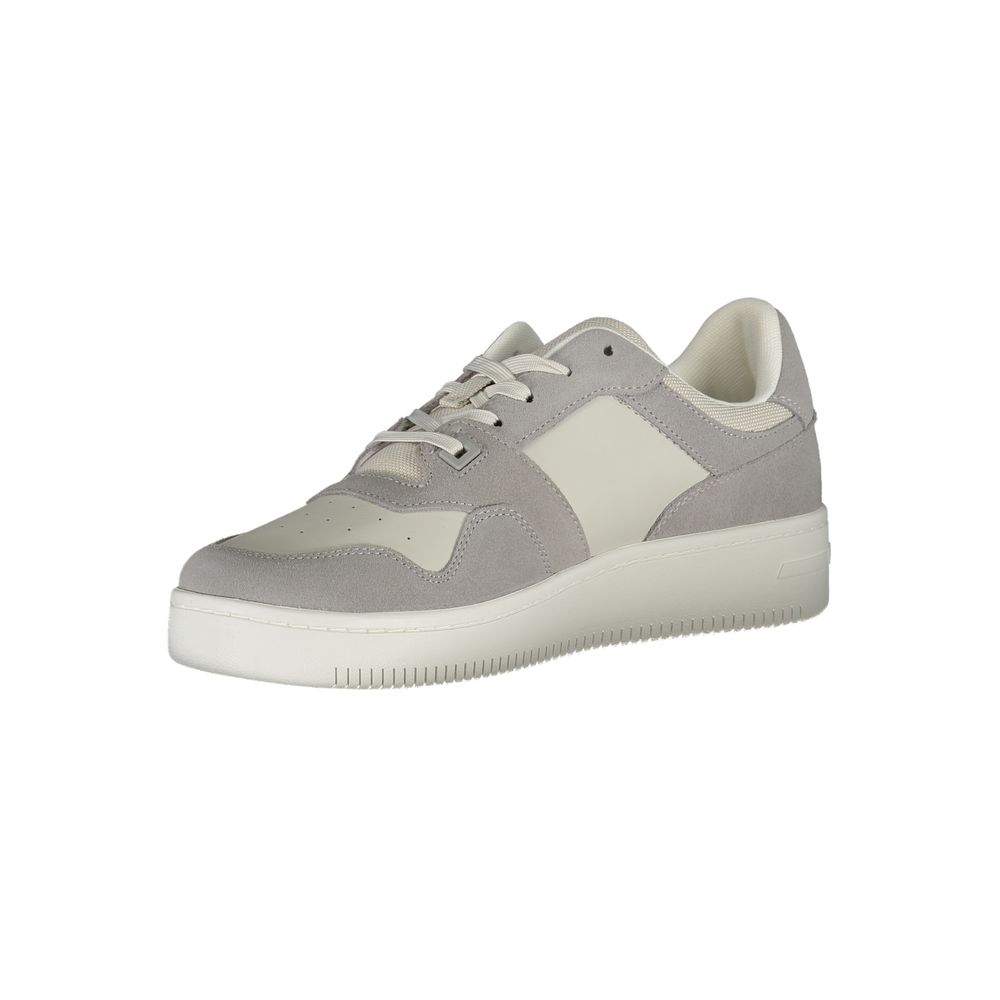Sneakers en cuir gris pour homme de Tommy Hilfiger, design moderne et confortable, vue de face sur la chaussure.
