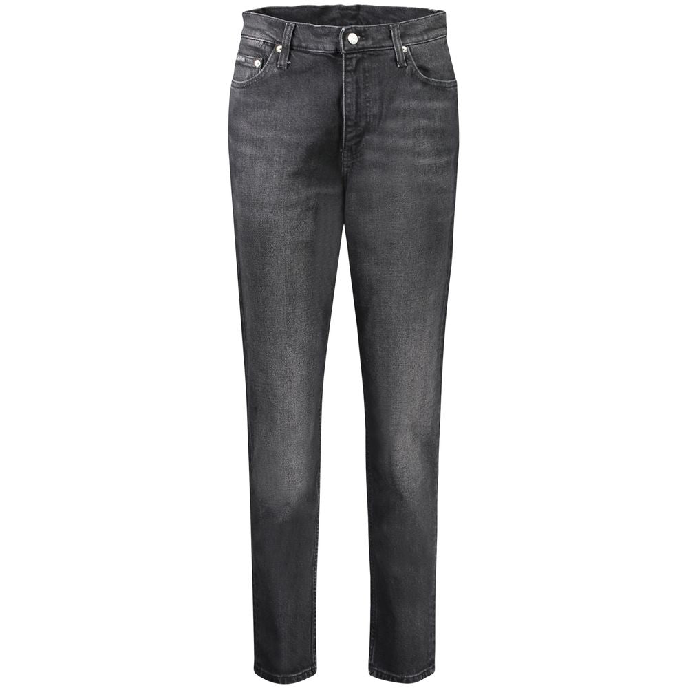 Jeans pour femme Calvin Klein en coton noir, coupe classique, visible sur un mannequin.