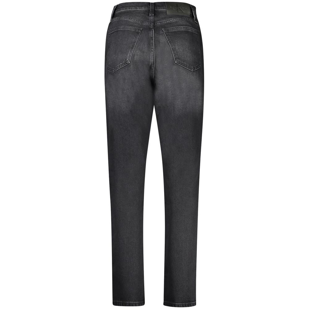 Jean femme en coton noir de la marque Calvin Klein, coupe classique, visible avec détails de couture et fermeture éclair.