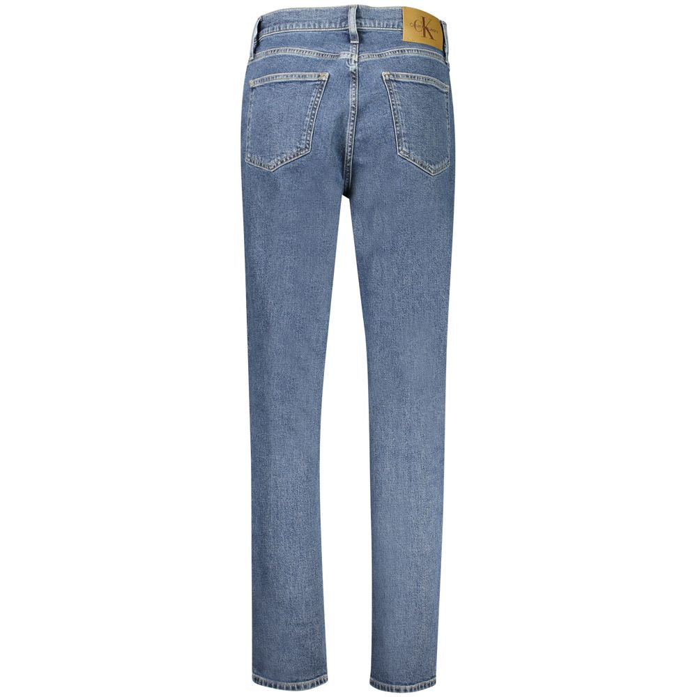 Jeans mom en coton bleu pour femme de la marque Calvin Klein, coupe classique et détail de couture visible.
