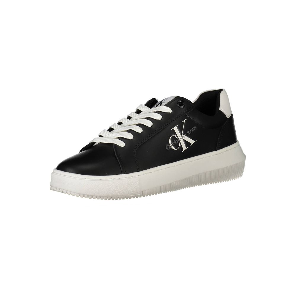 Sneakers en cuir noir pour femmes de la marque Calvin Klein, vue de côté avec semelle blanche.