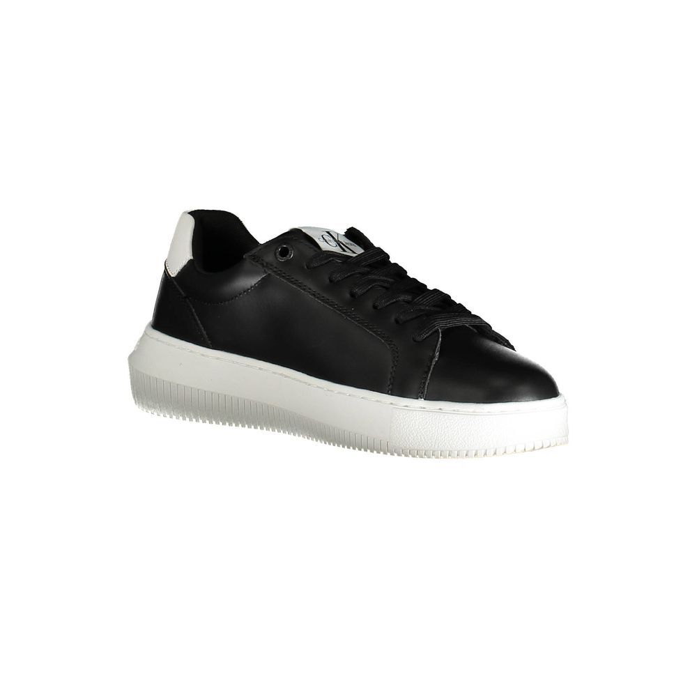 Sneakers pour femmes en cuir noir de Calvin Klein, style décontracté avec semelle blanche, vue de côté.