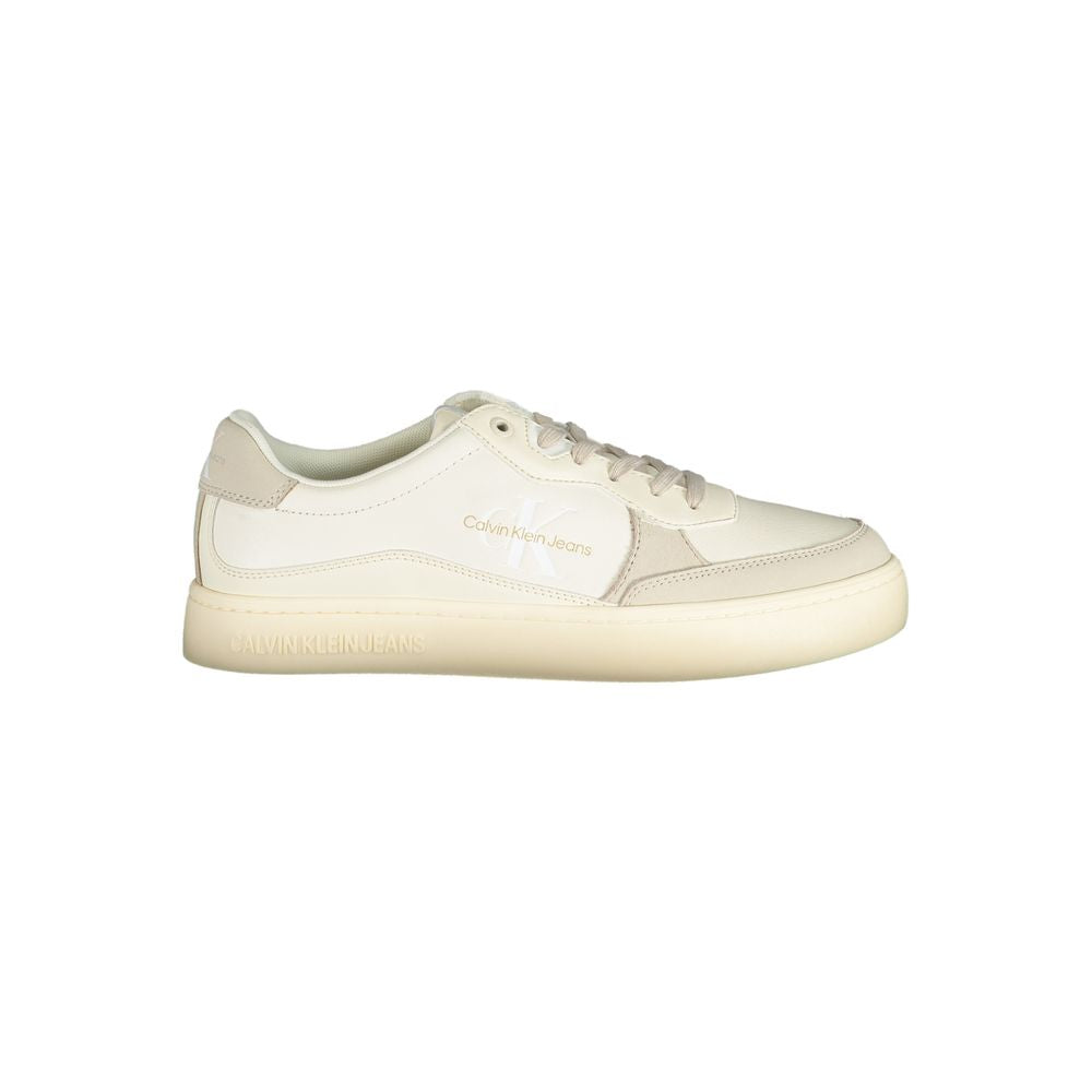 Sneakers homme en polyuréthane blanc de Calvin Klein, design moderne et élégant, vue de face sur fond neutre.