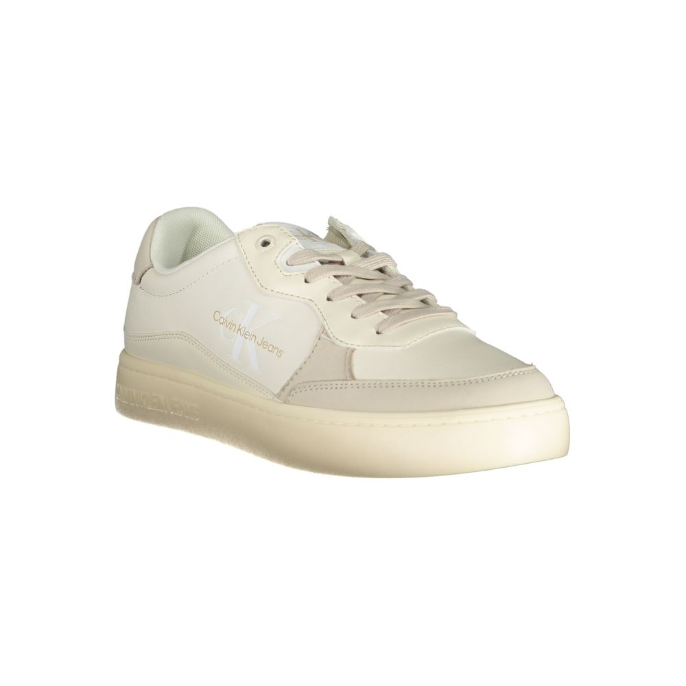 Sneakers pour hommes Calvin Klein en polyuréthane blanc, style moderne et confortable, vue de côté.