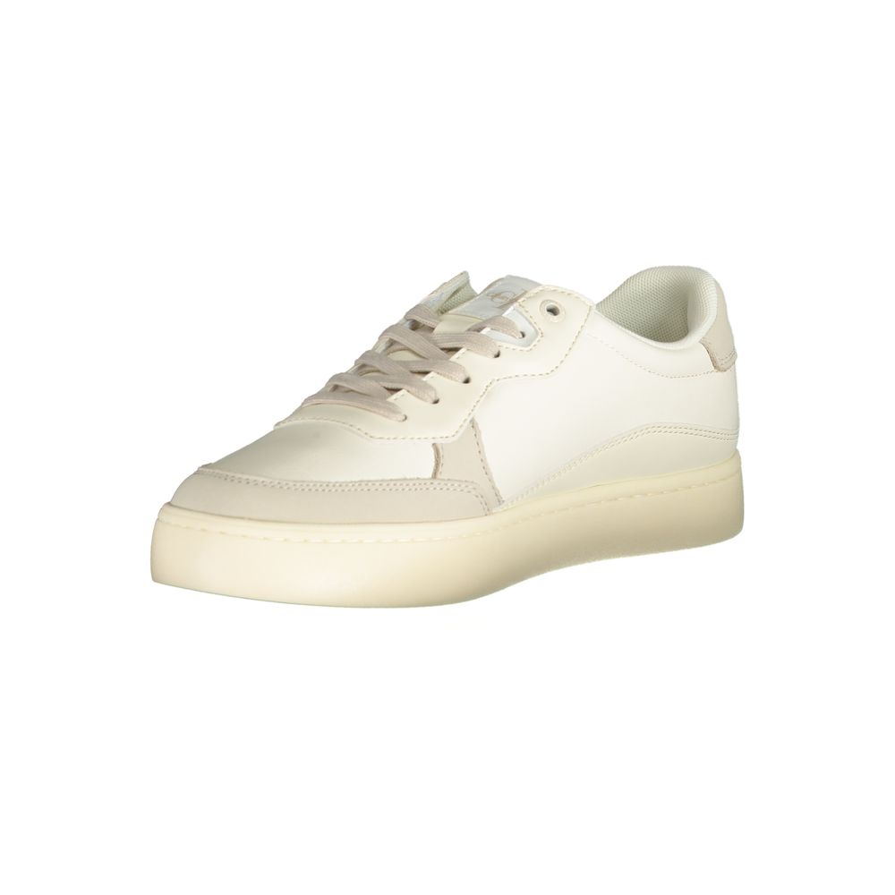 Sneakers pour hommes Calvin Klein en polyuréthane blanc, style décontracté et moderne visible sur l'image.