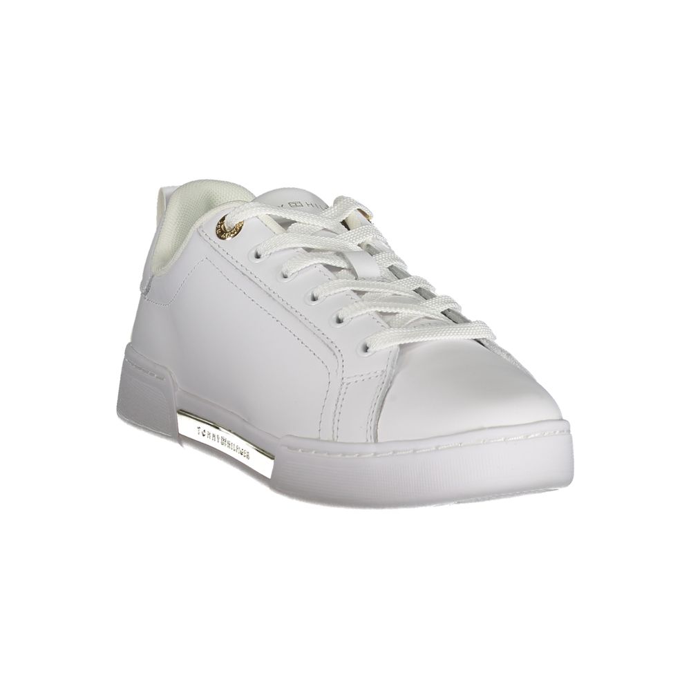 Chaussure sneaker blanche en cuir pour femme de la marque Tommy Hilfiger, vue de côté.