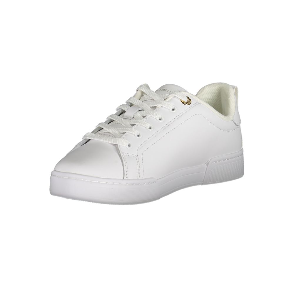 Chaussures sneakers en cuir blanc pour femme de la marque Tommy Hilfiger, vue de face avec détails en cuir et semelle blanche