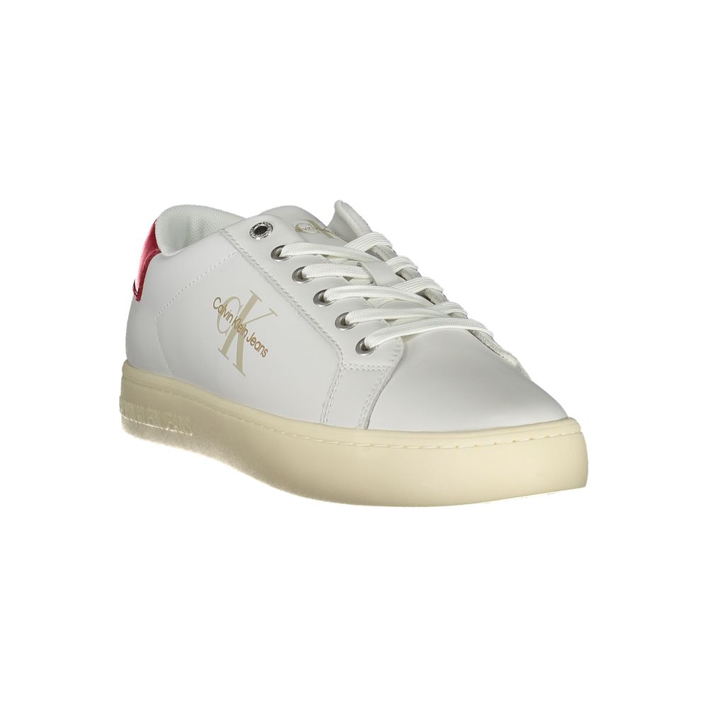 Chaussures de sport blanches en polyester de Calvin Klein pour homme, vue en gros plan sur le dessus et la semelle.