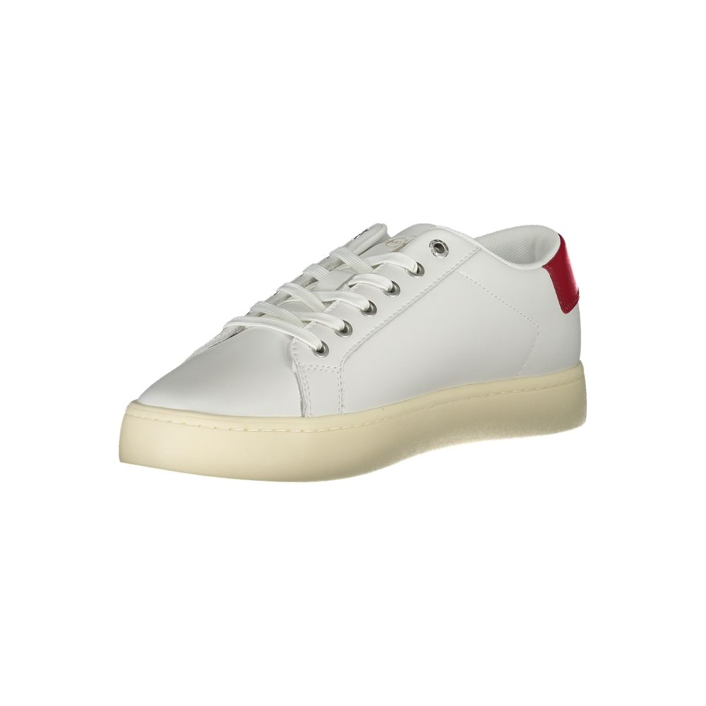 Sneakers blanches en polyester pour hommes de la marque Calvin Klein, vue de face avec lacets et semelle blanche.
