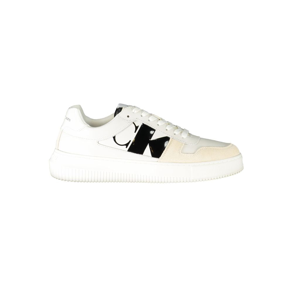Sneakers pour hommes en cuir blanc de Calvin Klein, style décontracté et moderne, vue de profil sur fond neutre.
