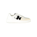 Sneakers pour hommes en cuir blanc de Calvin Klein, style décontracté et moderne, vue de profil sur fond neutre.