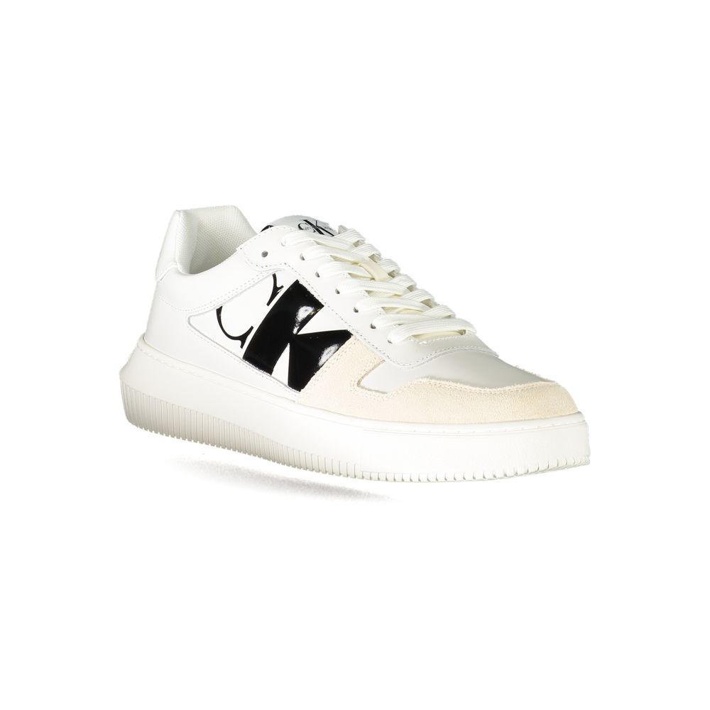 Sneaker homme en cuir blanc de Calvin Klein, style décontracté avec semelle blanche et design épuré.