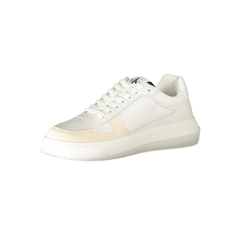 Basket en cuir blanc pour homme de la marque Calvin Klein, chaussures sneakers élégantes et modernes.