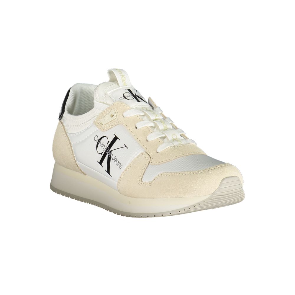 Sneakers pour femmes Calvin Klein en polyuréthane blanc, style moderne et confortable, visibles dans l'image.