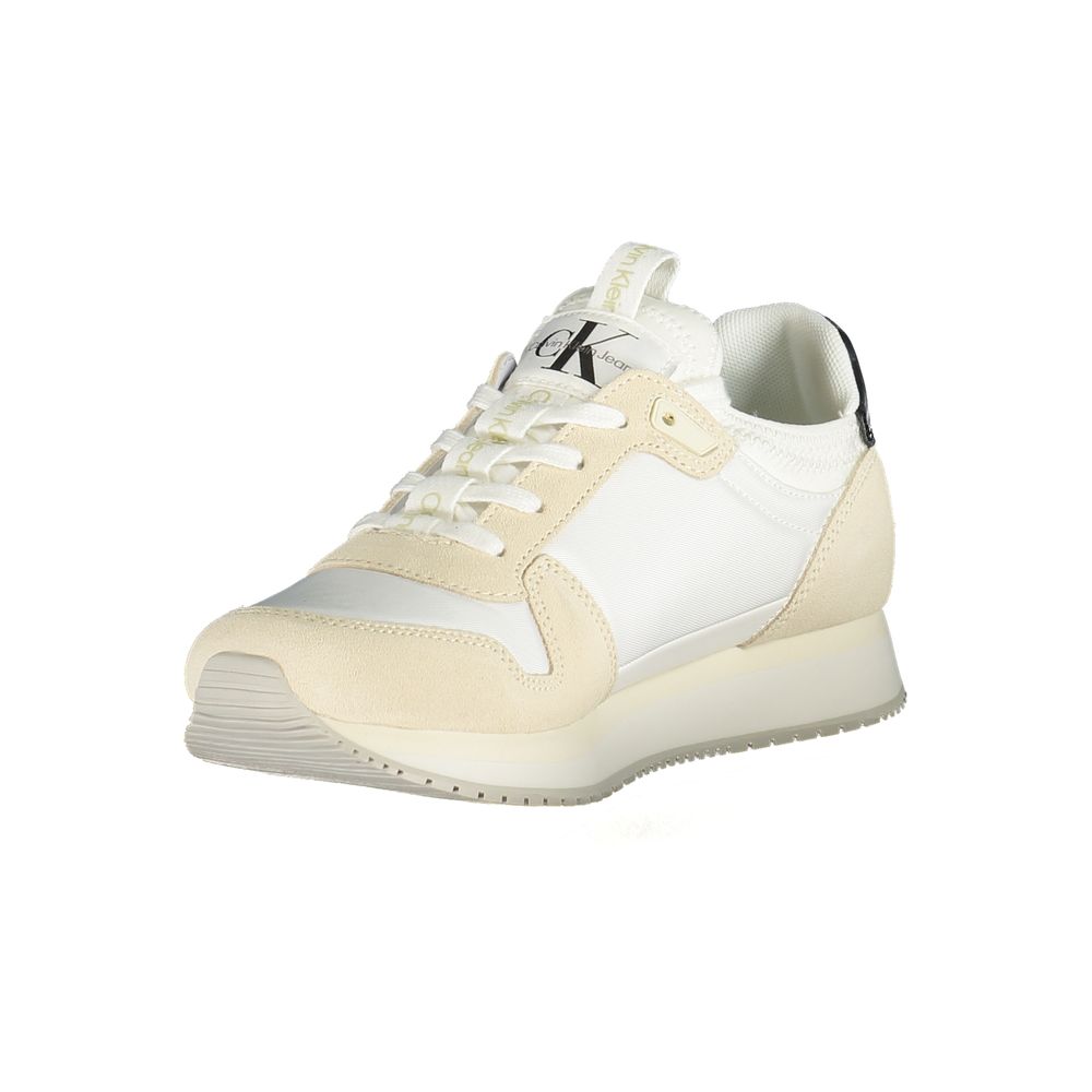 Sneakers pour femmes Calvin Klein en polyuréthane blanc, style moderne et confortable, vue de face.