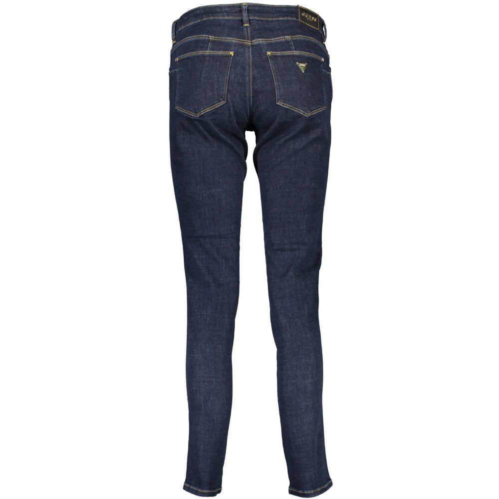 Jeans pour femme Guess en coton recyclé bleu, coupe classique, détails décontractés et logo Guess visible.