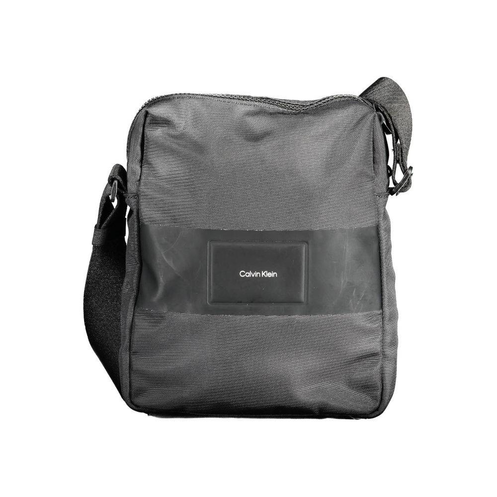 Sac à bandoulière homme Calvin Klein en polyester noir, avec détails modernes et bandoulière ajustable.