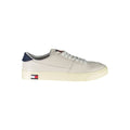 Sneaker en cuir blanc pour homme de Tommy Hilfiger, vue de face avec détails de la marque et semelle blanche.