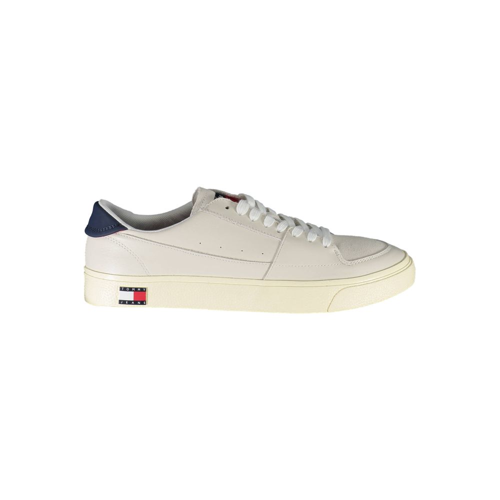 Sneaker en cuir blanc pour homme de Tommy Hilfiger, vue de face avec détails de la marque et semelle blanche.