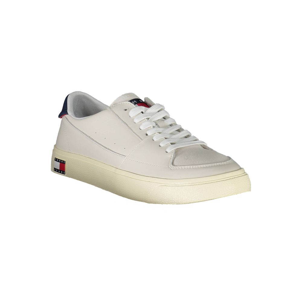Chaussure sneaker en cuir blanc pour homme de la marque Tommy Hilfiger, vue de profil avec détails de la semelle et du logo.