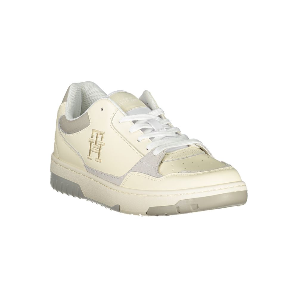 Sneakers sport beige Tommy Hilfiger avec broderie unique, vue de côté, matériaux en toile et semelle blanche.