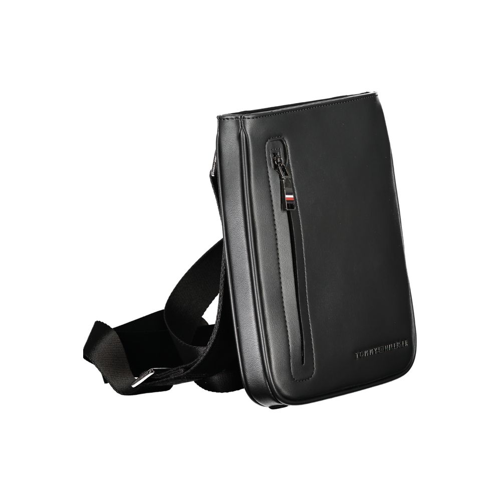 Sac à bandoulière homme en polyuréthane noir de Tommy Hilfiger, avec détails élégants et logo de la marque visible.