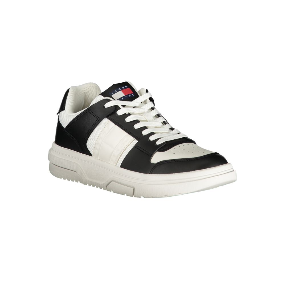 Sneaker femme en cuir noir Tommy Hilfiger, style décontracté avec semelle blanche et design élégant.