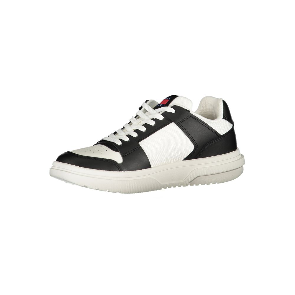 Sneaker en cuir noir pour femme de la marque Tommy Hilfiger, vue de côté, avec semelle blanche et design élégant.