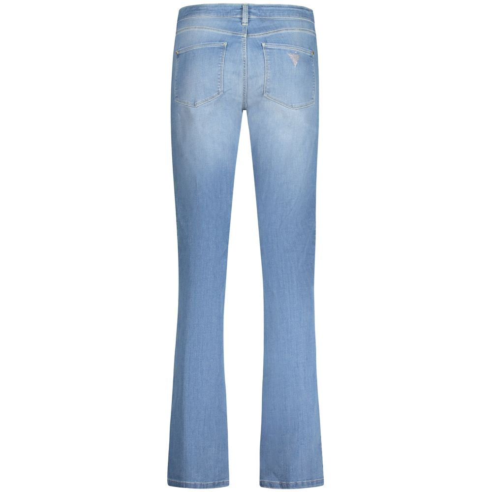 Jeans pour femmes Guess Jeans en coton bleu azur, coupe classique et détails modernes, visibles sur l'image.