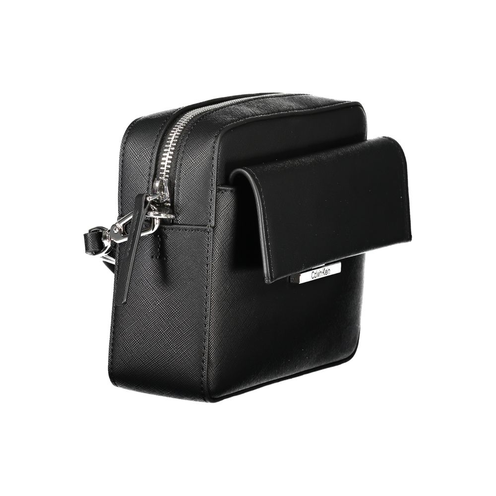 Sac à bandoulière noir en polyuréthane pour femmes de Calvin Klein, élégant et moderne, visible avec détails de la marque.