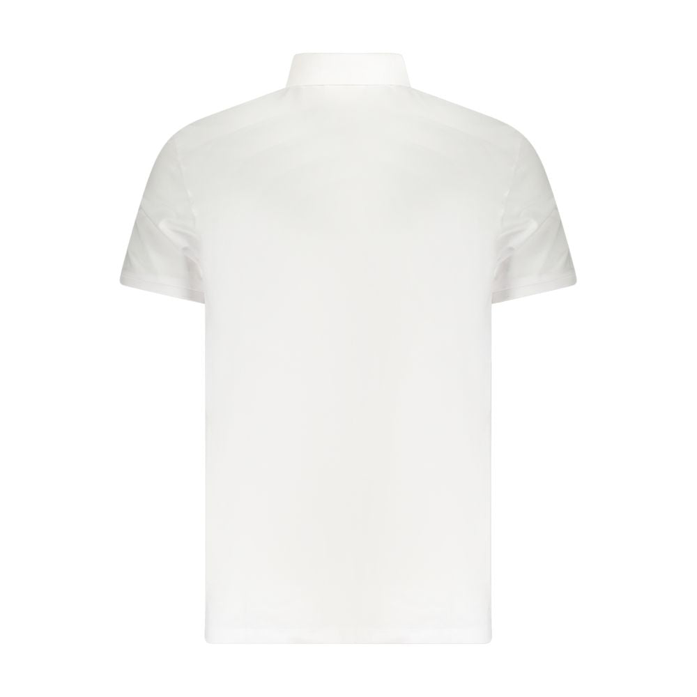 Polo homme en coton blanc de la marque Calvin Klein, col classique et manches courtes, porté sur un mannequin.