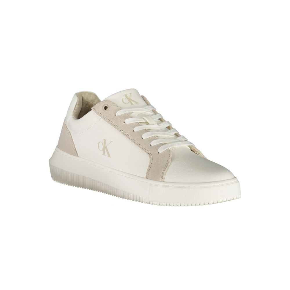 Chaussure sneaker homme en polyuréthane blanc de Calvin Klein, vue de face avec détails de la semelle et du design moderne.