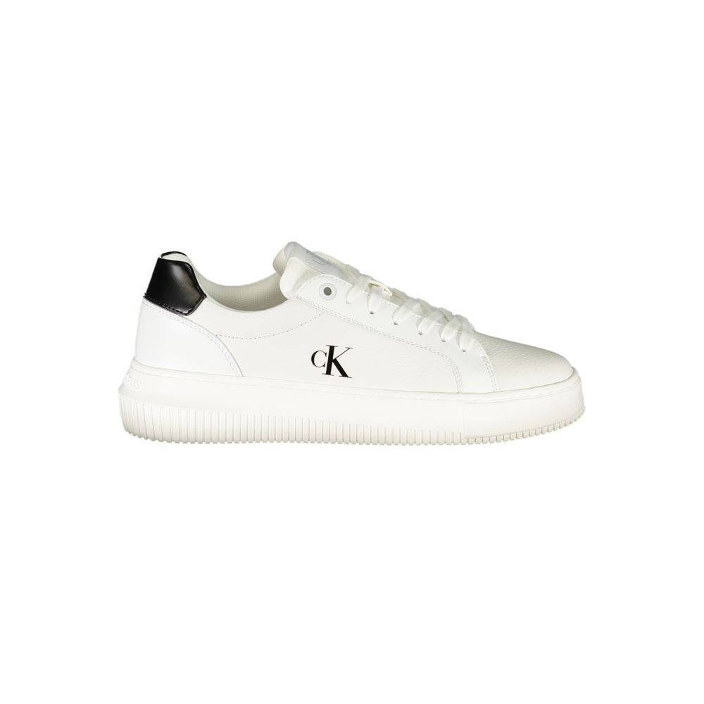 Sneakers pour femmes Calvin Klein en polyuréthane blanc, style moderne et confortable, vue de face.