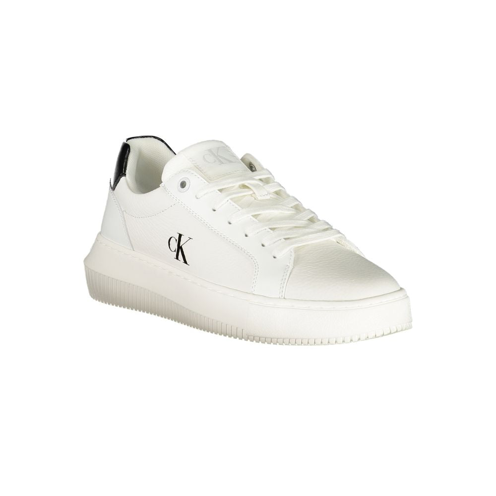 Sneakers pour femmes Calvin Klein en polyuréthane blanc, modernes et confortables, vues de face sur fond neutre.