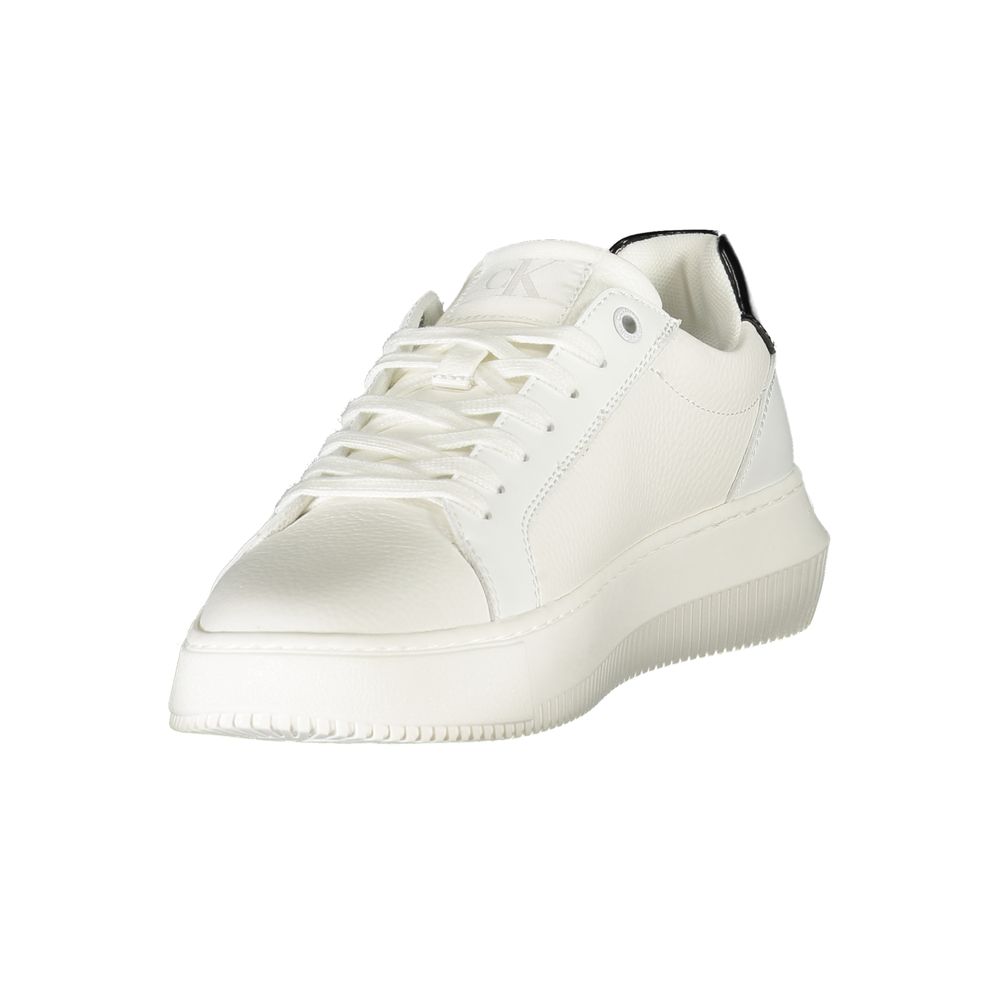 Chaussures sneakers pour femmes Calvin Klein en polyuréthane blanc, style moderne et confortable, vue de face.