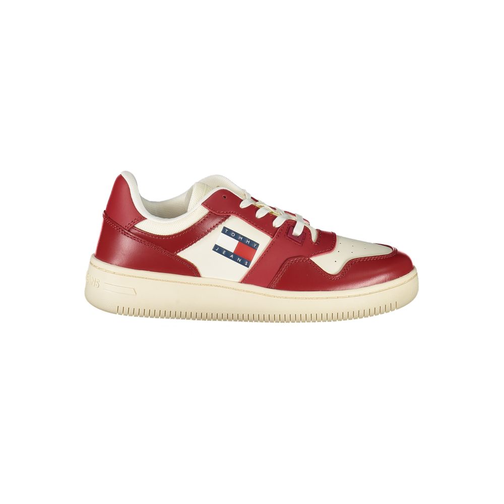 Sneakers en cuir rouge pour femmes de Tommy Hilfiger, design moderne et confortable, avec marque visible sur le côté.