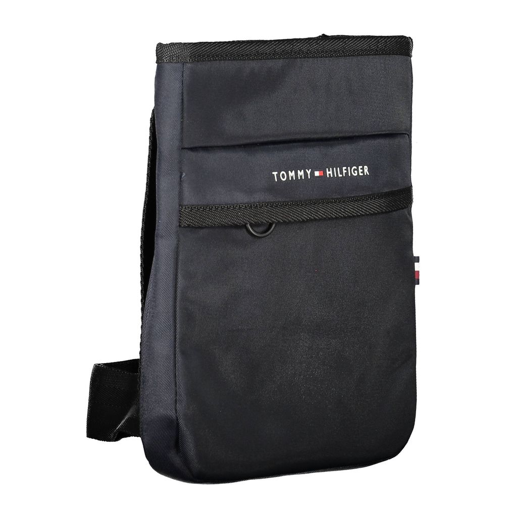 Sacoche homme Tommy Hilfiger en polyester bleu, bandoulière réglable et design moderne visible sur l'image.