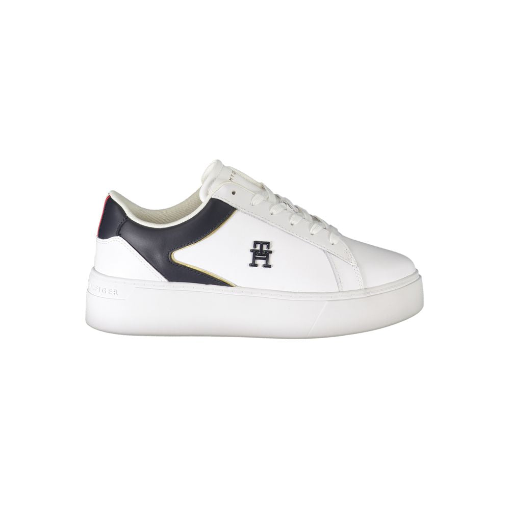 Sneakers blanches en polyuréthane pour femmes de Tommy Hilfiger, design moderne et confortable, vue de face.