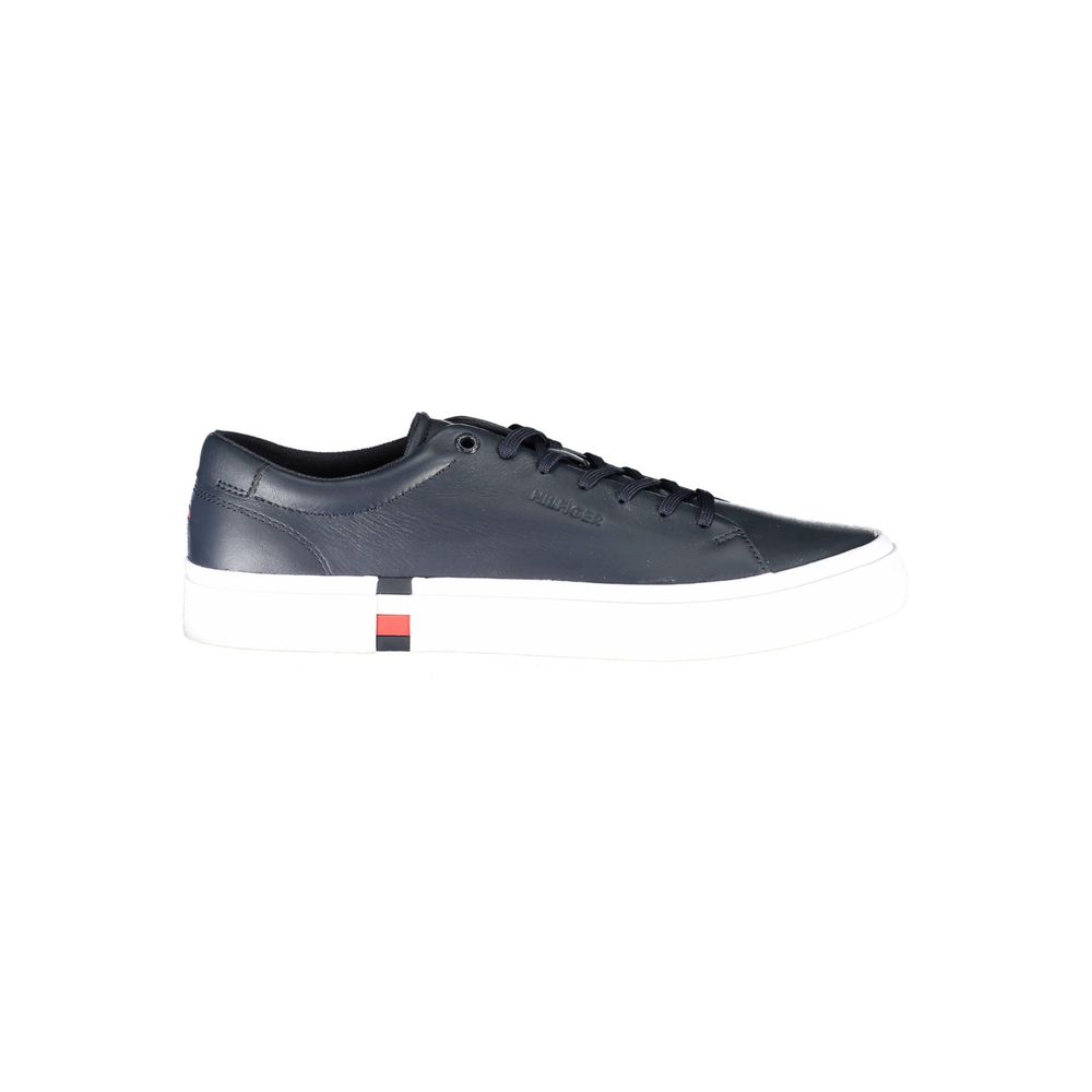 Sneaker en cuir bleu pour homme de la marque Tommy Hilfiger, vue de profil avec semelle blanche et détails élégants.