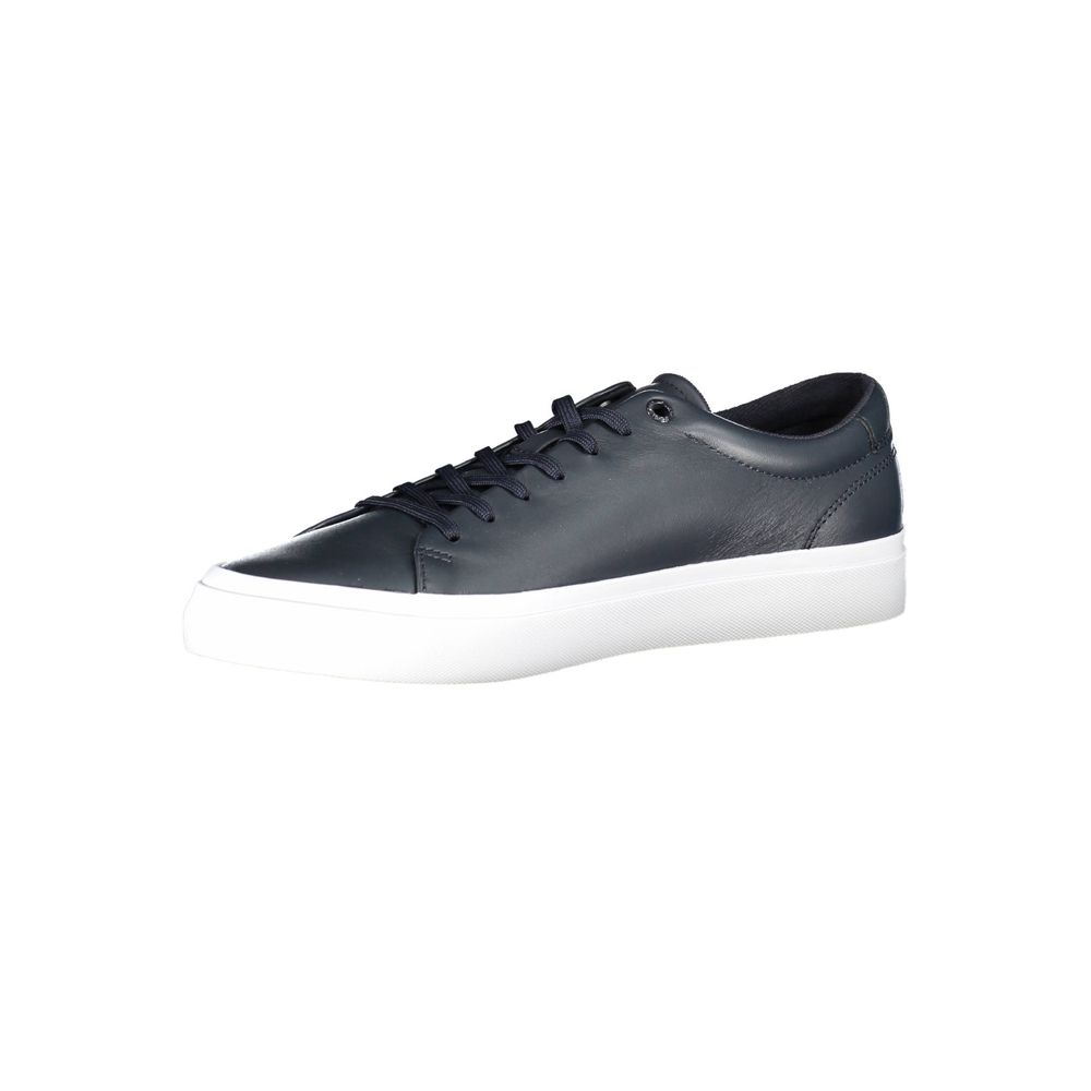 Sneaker en cuir bleu pour homme de Tommy Hilfiger, chaussure décontractée avec design moderne et logo visible.