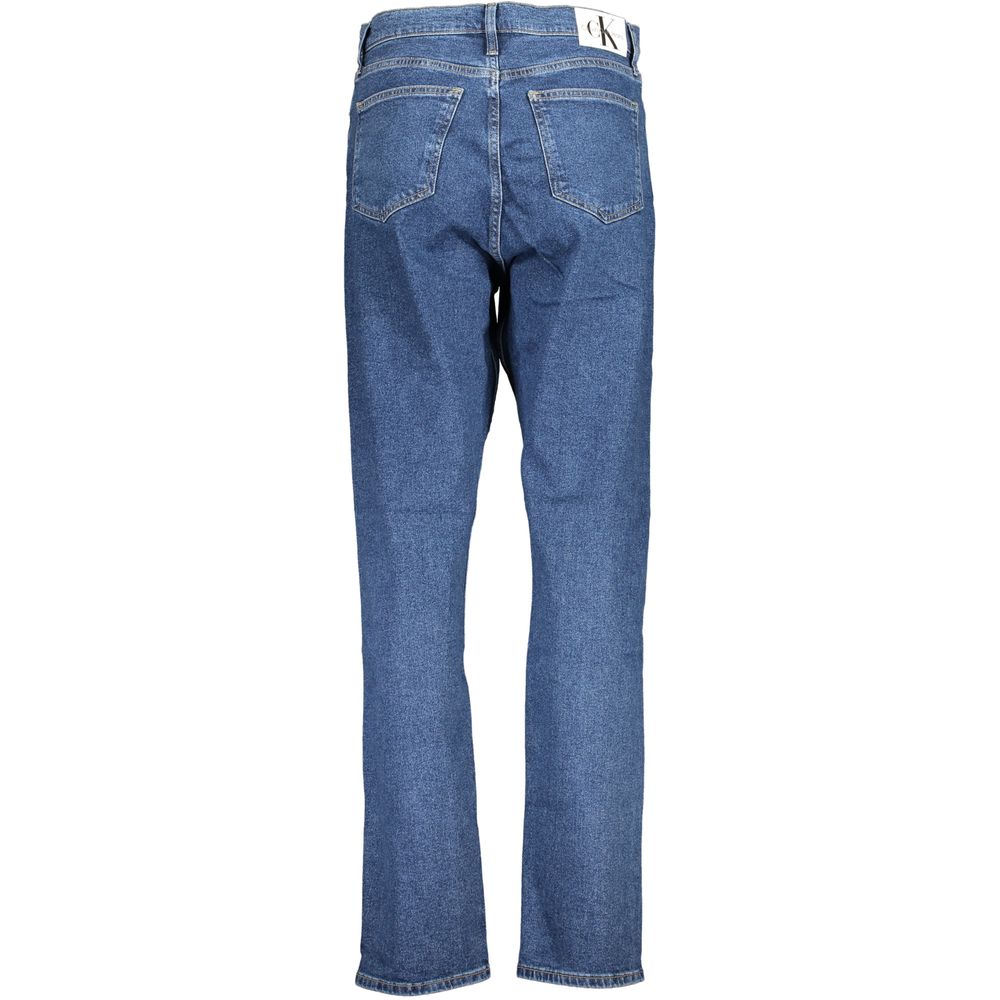 Jean femme en coton bleu de la marque Calvin Klein, coupe classique avec poches avant et fermeture à boutons.