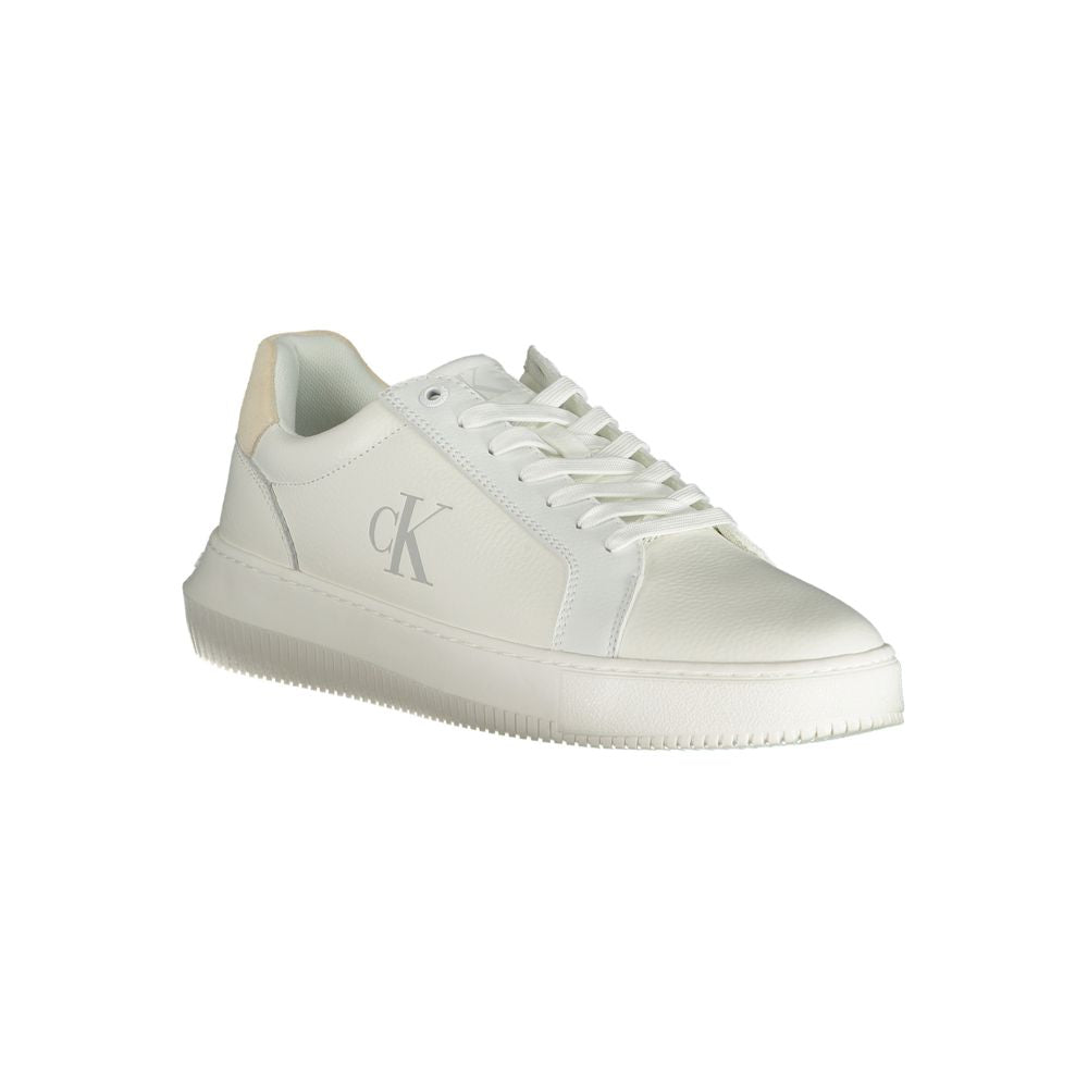 Sneaker homme en polyuréthane blanc de Calvin Klein, style moderne et confortable, vue de face.