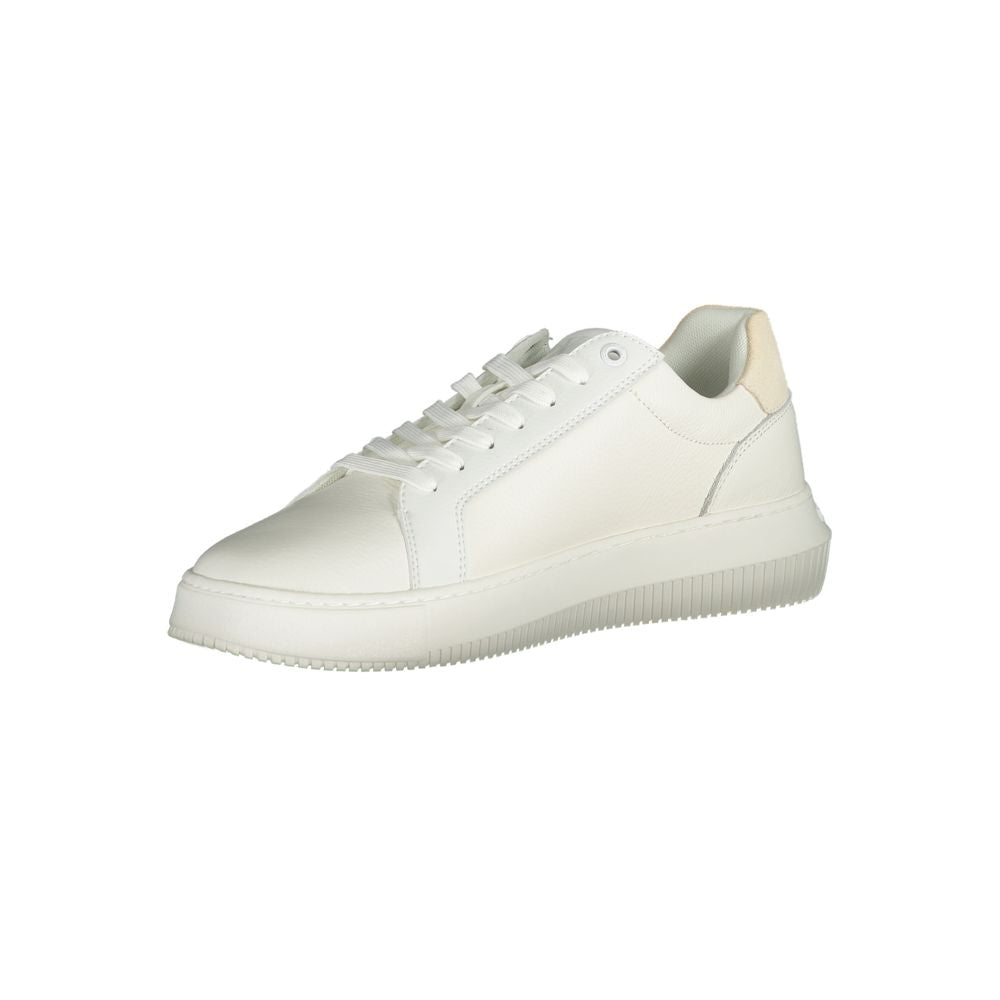 Sneaker homme Calvin Klein blanc en polyuréthane, vue de côté, avec semelle blanche, design moderne et épuré.
