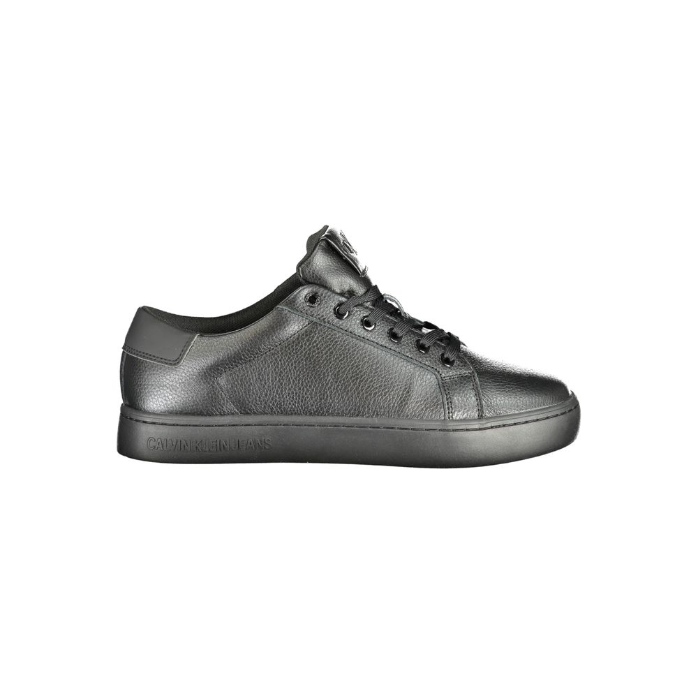 Sneakers noires en polyuréthane pour hommes de Calvin Klein, design moderne et confortable, vue de face.
