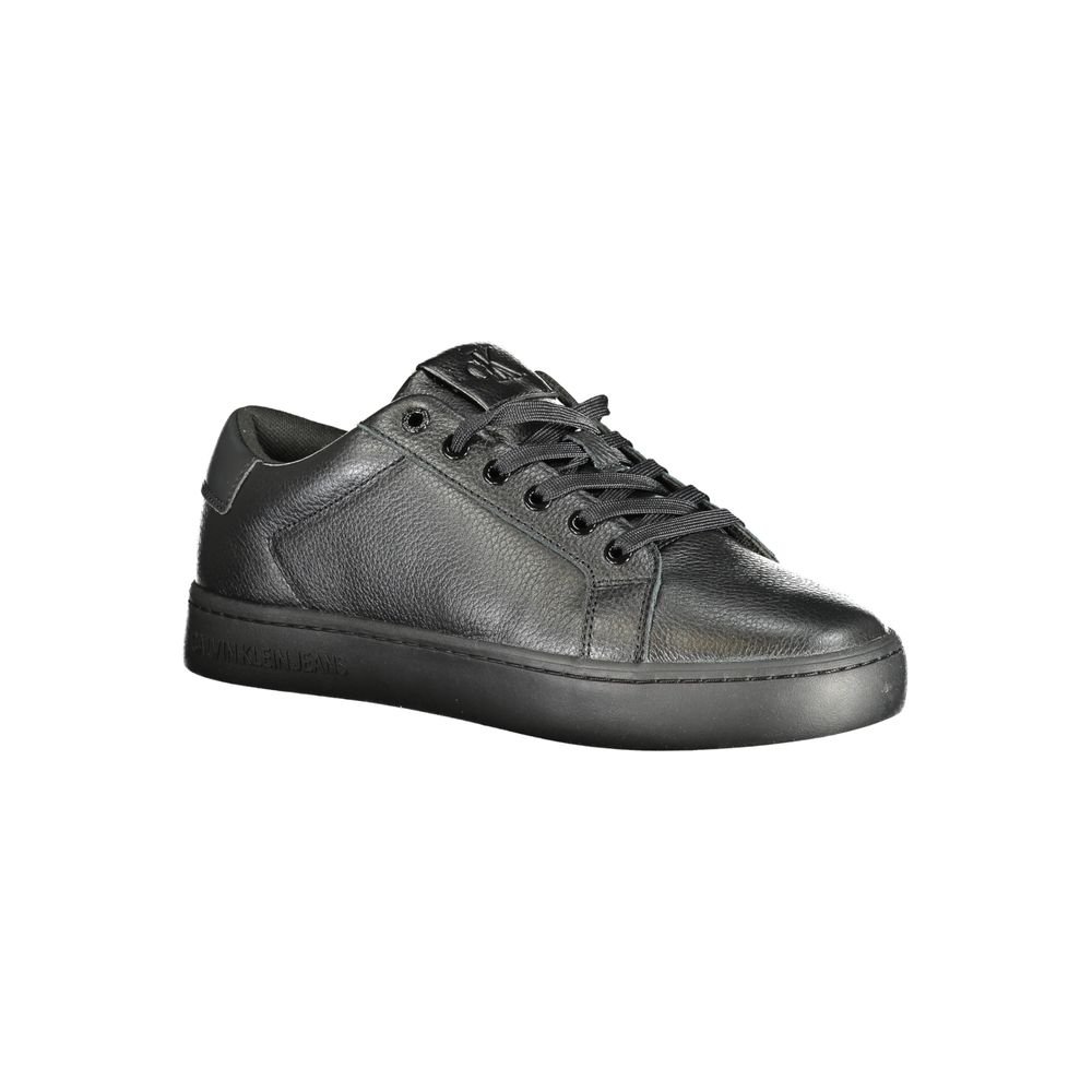Sneakers noires en polyuréthane pour homme de Calvin Klein, vue de face avec détails du design moderne.